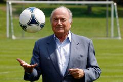 I falešný papež Blatter padl. Proč nesrazit Peltu s Berbrem?