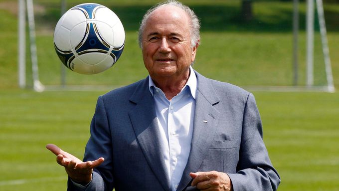Vidíte, i neodstřelitelný Sepp Blatter dohrál. Proč by to nešlo v Česku?