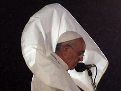 Papež František při mši na brazilské Copacabaně.