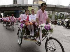 V thajském Bangkoku dnes na Valentýna uspořádaly nově sezdané páry společnou jízdu městem.
