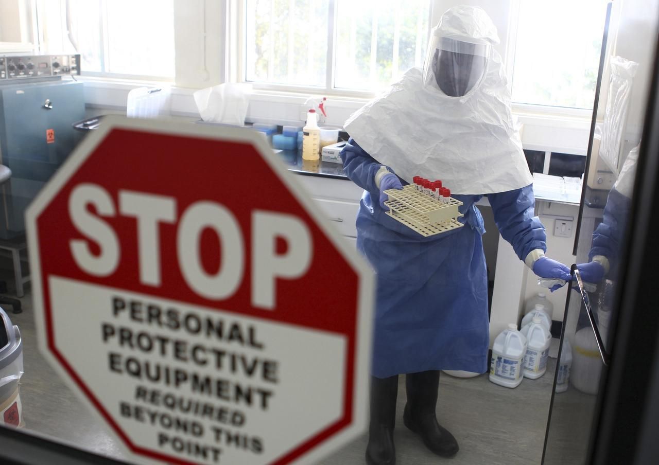 Na pomoc v boji s ebolou přiletěli do Afriky experti CDC