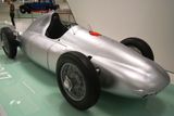 Po odchodu z Austro Daimleru působil Ferdinand Porsche u Daimleru (Mercedes-Benz) i v rakouském Steyeru, ale závodní automobily zvané stříbrné šípy vyvíjel i pro značku Auto Union.
