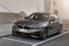 BMW dočasně zastavuje dodávky plug-in hybridů. Stávající majitelé je nemají nabíjet