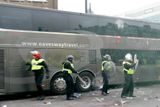 Na autobus s týmem United při příjezdu ke stadionu zaútočili lahvemi s pivem, pyrotechnikou a výprava z Manchesteru dorazila se zpožděním.