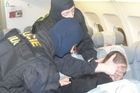 Opilí cestující napadali na Ruzyni posádku letadla. Místo Říma skončili v cele