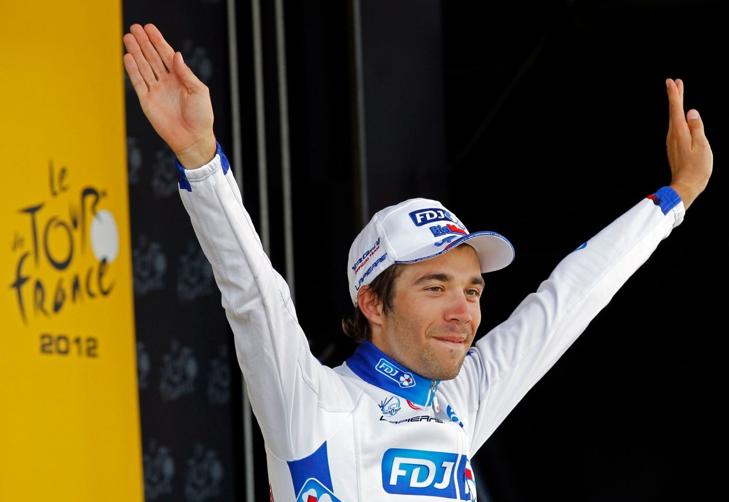 Francouzský cyklista Thibaut Pinot ze stáje FDJ-Bigmat se raduje z vítězství v osmé etapě Tour de France 2012.