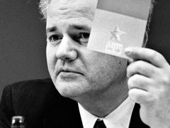 Archivní snímek zachycuje Miloševiče na sjezdu Jugoslávské komunistické strany v roce 1990.