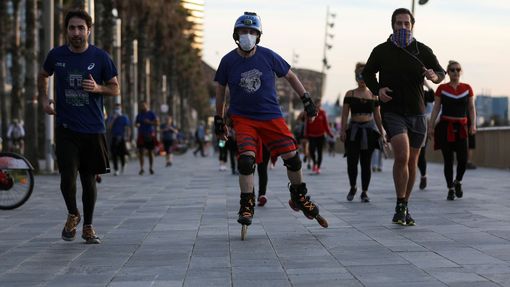 Obyvatelé Barcelony vyrazili sportovat ven poté, co individuální venkovní sportování španělská vláda po sedmi týdnech opět povolila.