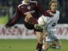 Matthieu Verschuere z Waregemu (vpravo) sleduje útočícího Daniela Koláře ze Sparty v zápase Poháru UEFA.