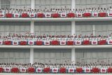 Studenti s vlaječkami na univerzitě ve Wuchanu.
