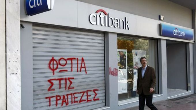 Nápis "Zapalte banky" na pobočce Citibank v Aténách.