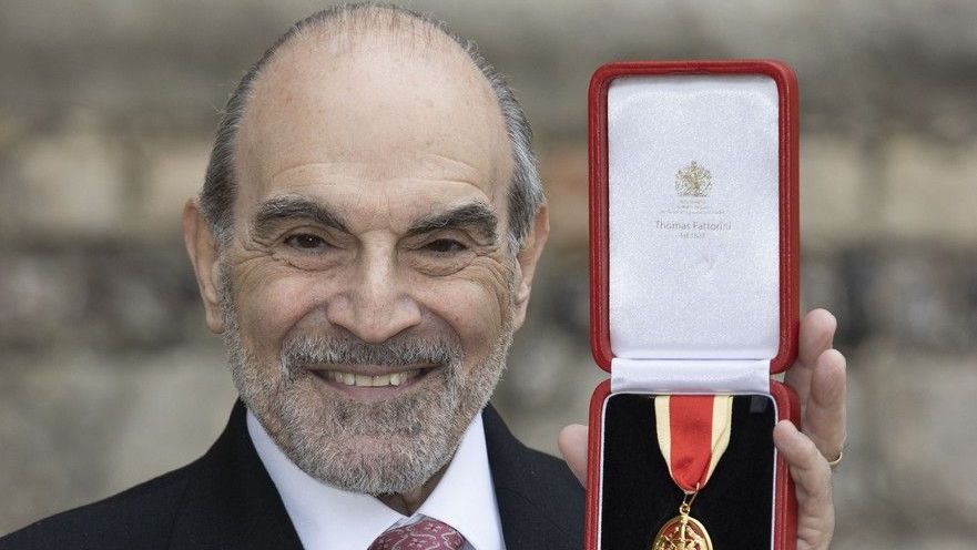 Herec David Suchet, kterého proslavila role geniálního detektiva Hercula Poirota, se dočkal vyznamenání a byl povýšen do šlechtického stavu.