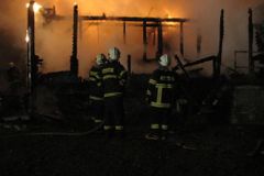 Hasiči na Bruntálsku zasahovali u požáru chaty Barborka