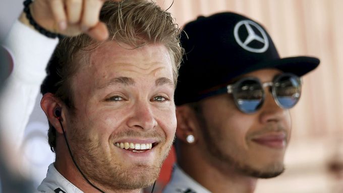 Nico Rosberg (vlevo) vyhrál letos poprvé kvalifikaci na Velkou cenu formule 1, když porazil týmového kolegu Lewise Hamiltona.