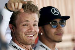 Hamilton získal v Brazílii první titul, letos se musí vypořádat s životní šancí soka Rosberga
