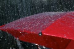 Česko čekají tři dny vydatného deště, hrozí záplavy