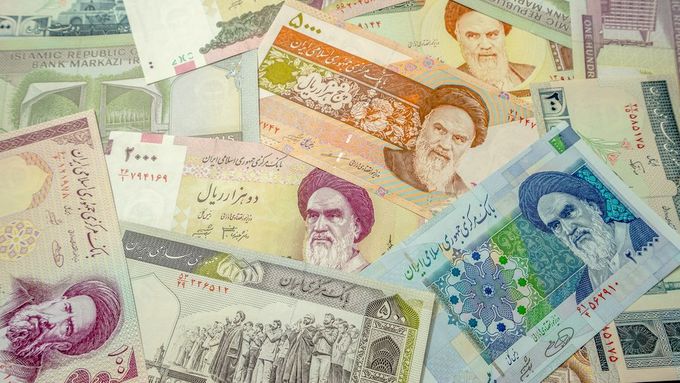 Íránské bankovky s ajatolláhem Chomejním. Za současnou vlnou protestů stojí mimo jiné nespokojenost s růstem cen.