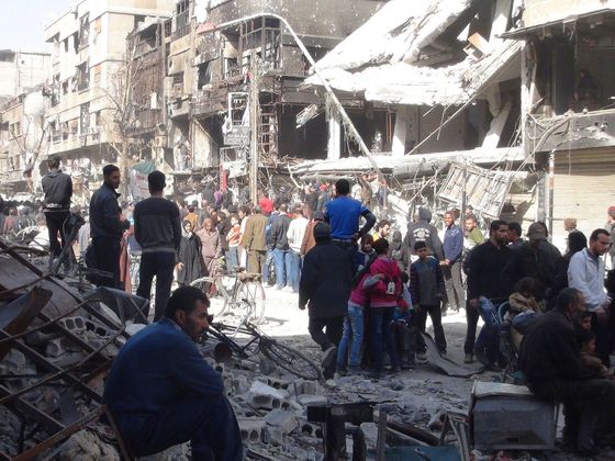 Tábor Jarmúk Palestinci čekají na dodávky humanitární pomoci v táboře Jarmúk. 25. února 2014