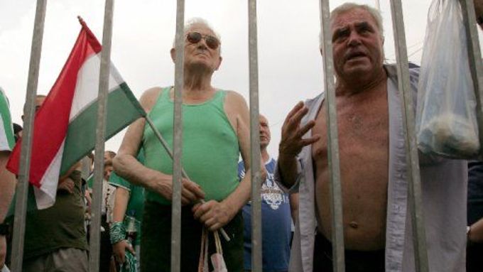 Fanoušci Ferencvárose protestují před jeho budapešťským stadionem proti sestupu klubu do 2. ligy kvůli finančním problémům.