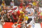 Andy Schleck slaví výhru v sedmnácté etapě Tour de Frace. Spokojen ale může být i Alberto Contador, který udržel žlutý trikot
