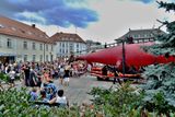 Přehlídka obřích loutek španělské skupiny Carros de Foc zahájila festival Skupova Plzeň, tradiční akci, která každé dva roky poutá pozornost zájemců o loutkové divadlo.