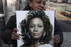 Dcera zpěvačky Whitney Houstonové bojuje o život