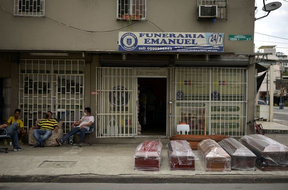 Rakve se nejprve musely do Guayaquilu dovážet z hlavního města Quito. Kvůli jejich nedostatku jde o jeden z mála dobře fungujících obchodů.