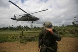 Do boje proti velmi odolnému keři je v Kolumbii nasazena armáda. Vrtulník startující od kokového pole.
