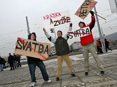 A opodál demonstrovali i studenti, tentokrát proti svatbě Jiřího Paroubka s Petrou Kováčovou.