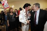 ... a tohle Elvis zpívající pro Gordona Browna.