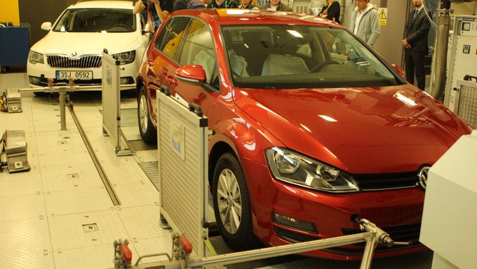 Emisní software by se podle nových informací měl upravit kromě vozů spadajících do koncernu Volkswagen také u Mercedesů a Opelů.