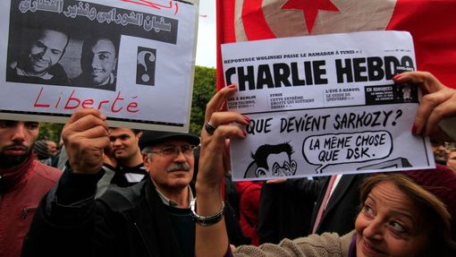 Tunisané spojili pietu za Charlie Hebdo s protestem proti zmizení dvou tuniských novinářů.