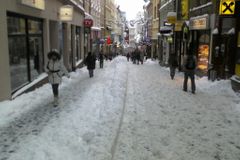 Praha se chce vrátit k solení namrzlých chodníků