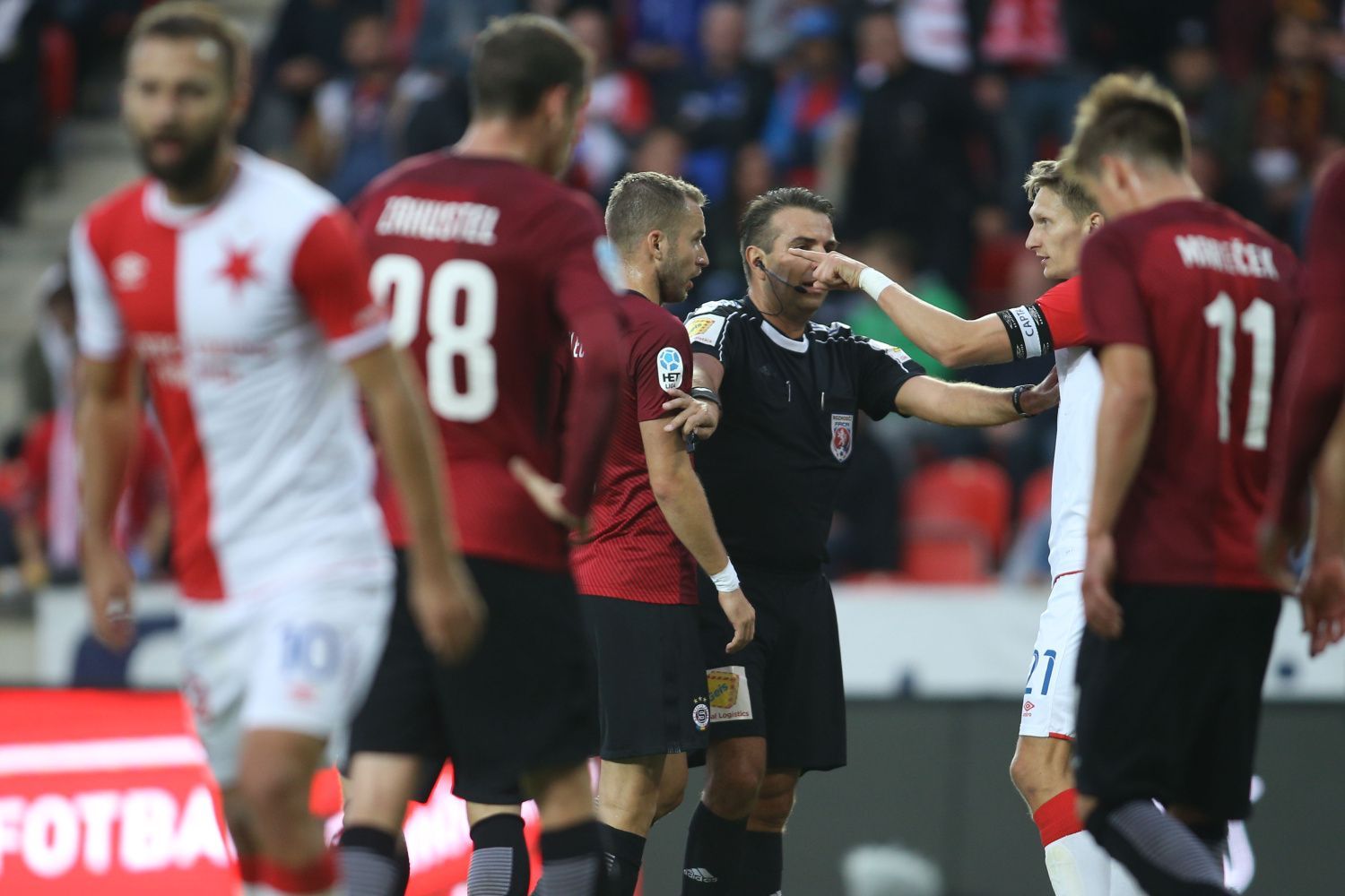 Derby Slavia-Sparta: Milan Škoda - Michal Kadlec a rozhodčí Jan Jílek