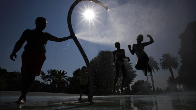 Children play under a shower in a public garden to cool off in the summer heat in Nice August 18, 2012. The French local authorities have warned of a heat wave during the weekend. REUTERS/Eric Gaillard (FRANCE - Tags: ENVIRONMENT SOCIETY TPX IMAGES OF THE DAY) Published: Srp. 18, 2012, 3:53 odp.