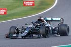 Lewis Hamilton v Mercedesu vyhrál v GP Británie 2020 i s defektem pneumatiky.
