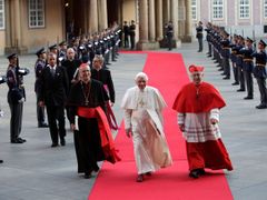 Po setkání ve Španělském sále zamířil papež na nešpory do Svatovítské katedrály
