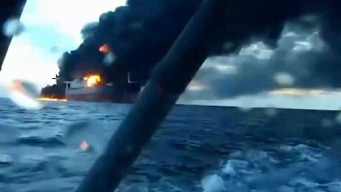 Ukrajina tvrdí, že zasáhla ruské tankery stínové flotily v Černém moři