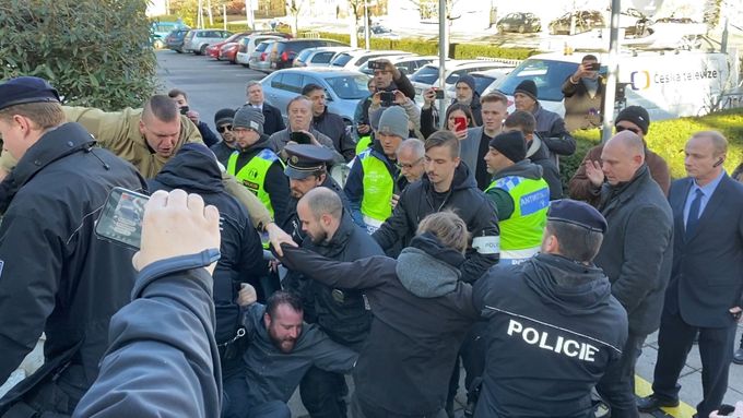 Policie zasáhla proti lidem, kteří bránili ombudsmanovi Křečkovi v příchodu do práce.