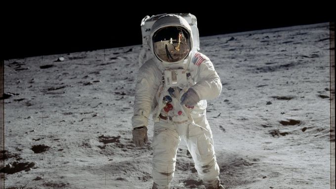 První let lidí na Měsíc je historickým milníkem.
