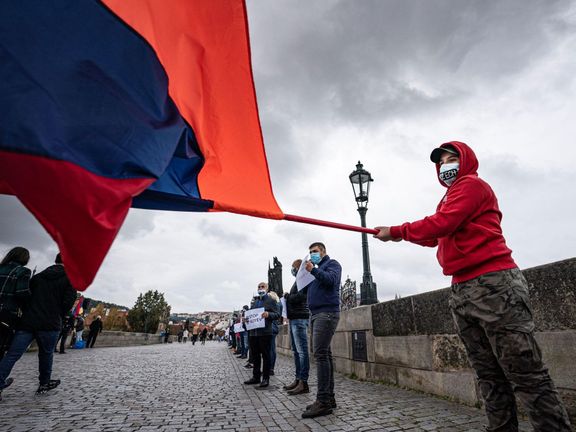 Demonstrace Arménů na Karlově mostě.