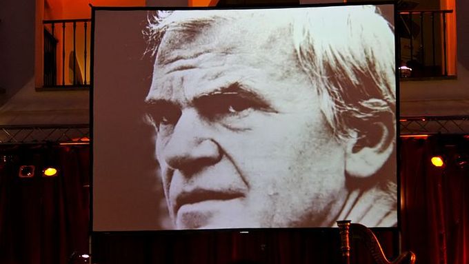 Spisovatel Milan Kundera své příznivce a hosty slavnostního večera pozdravil alespoň z audionahrávky.