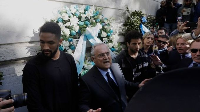 Předseda Lazia Claudio Lotito položil květinový věnec u římské synagogy