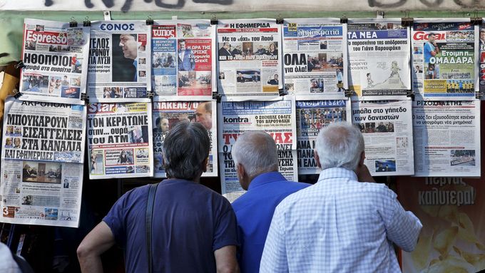 U novinového stánku v Aténách.