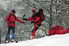 Dva Čechy zasypala v Nízkých Tatrách lavina, vyvázli