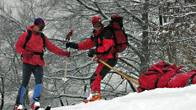 Letošní lyžařská sezona je pro horskou službu náročnější než ta předchozí, počet úrazů vzrůstá.