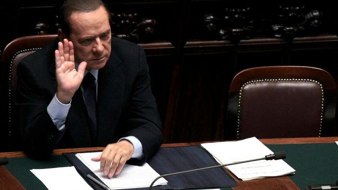 Berlusconimu hrozí pád. Pokolikáté už?