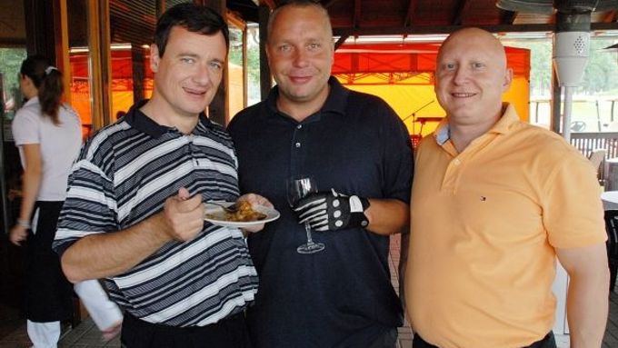 Daniel Beneš, příští šéf ČEZ (zcela vpravo) na golfu s důležitými lidmi z ČSSD: Davidem Rathem a Petrem Bendou.