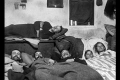 Čtyři vojáci a dvě dívky v posteli. Snímky z 1. světové války jsou skutečný poklad