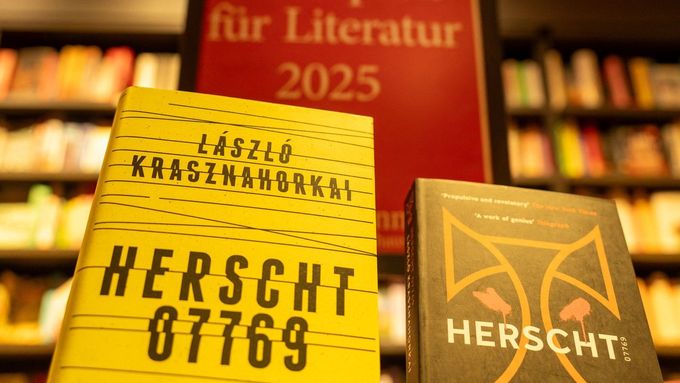Knihy maďarského spisovatele László Krasznahorkaie. Román Herscht 07769 je zatím autorův poslední román.
